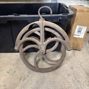Vtg Rusty Cast Iron Barn Pulley Industrial Hoist 12 In Diameter Rustic Steampunk